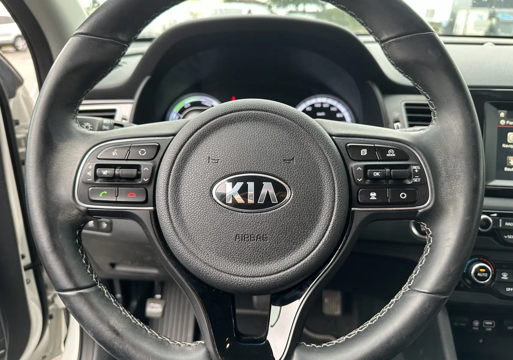 Vue rapprochée du volant en cuir noir du KIA Niro hybride rechargeable 2020 avec commandes intégrées.
