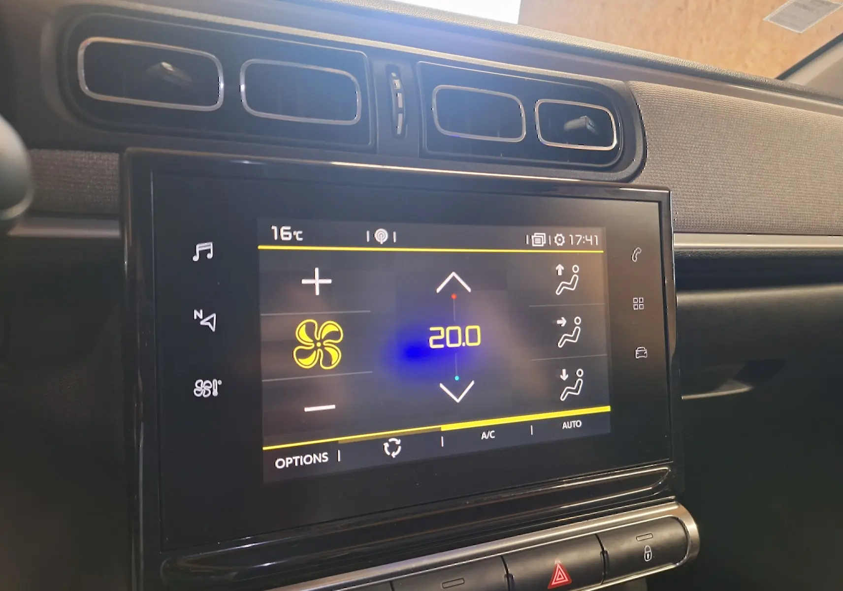 Écran tactile central affichant la climatisation à 20°C dans l’habitacle gris du Citroën C3 1.5 BlueHDi Shine.