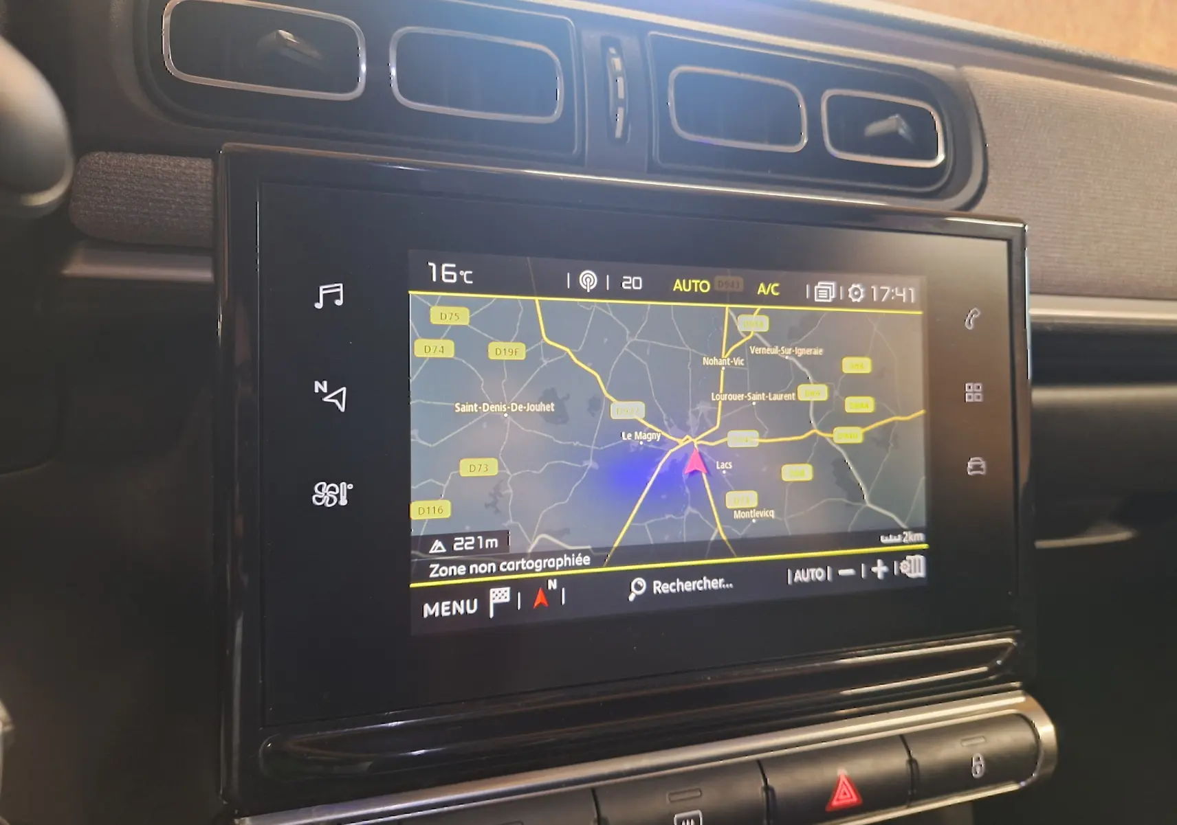 Écran tactile central du tableau de bord d'une Citroën C3 gris, affichant le GPS avec carte routière.