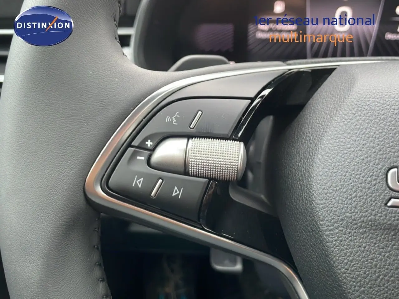 Gros plan sur la molette de réglage audio à gauche du volant d’un Skoda Kamiq gris graphite 2025.