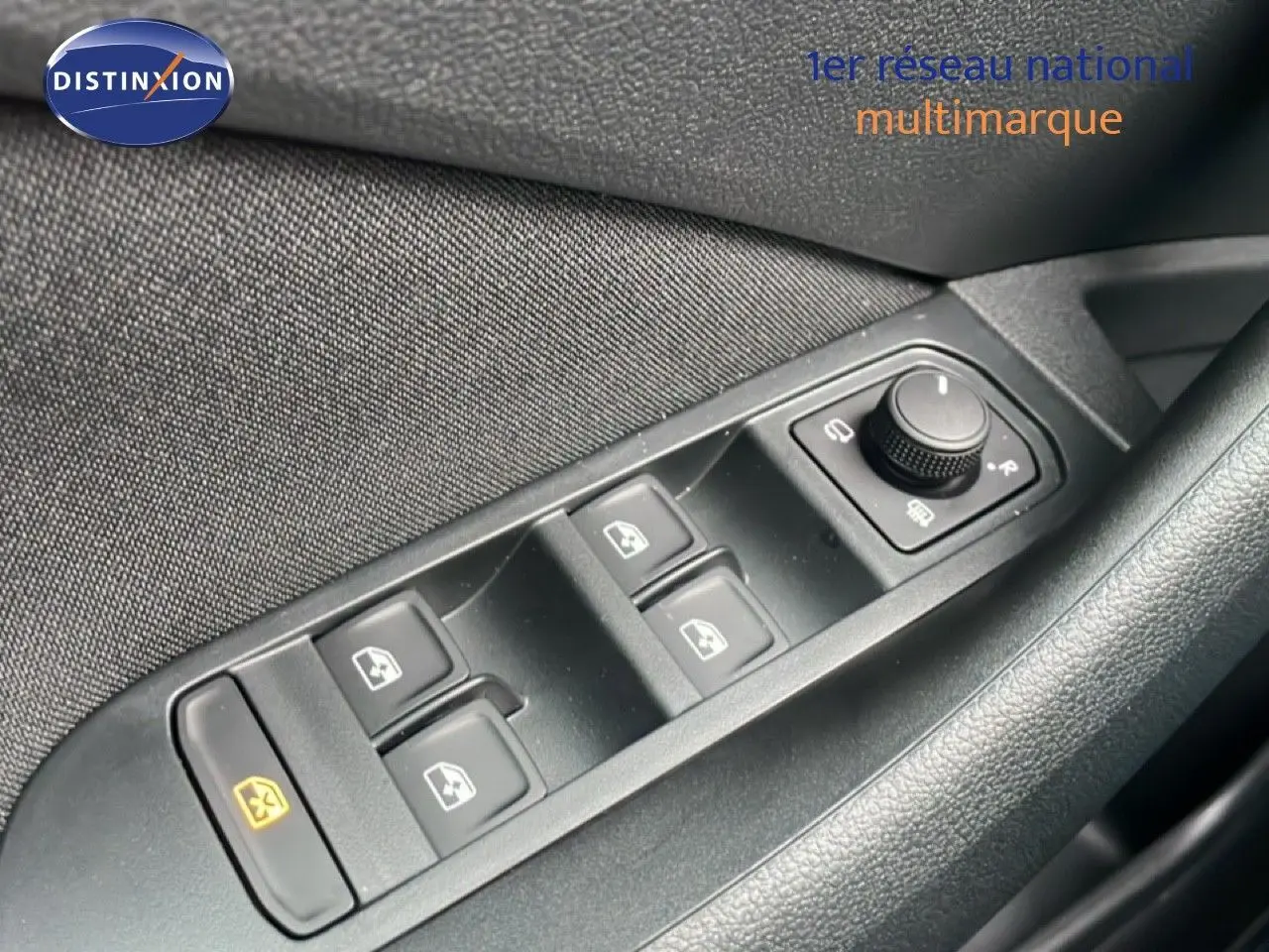 Gros plan sur les commandes des vitres électriques et réglage des rétroviseurs côté conducteur du Skoda Kamiq gris graphite 2025.