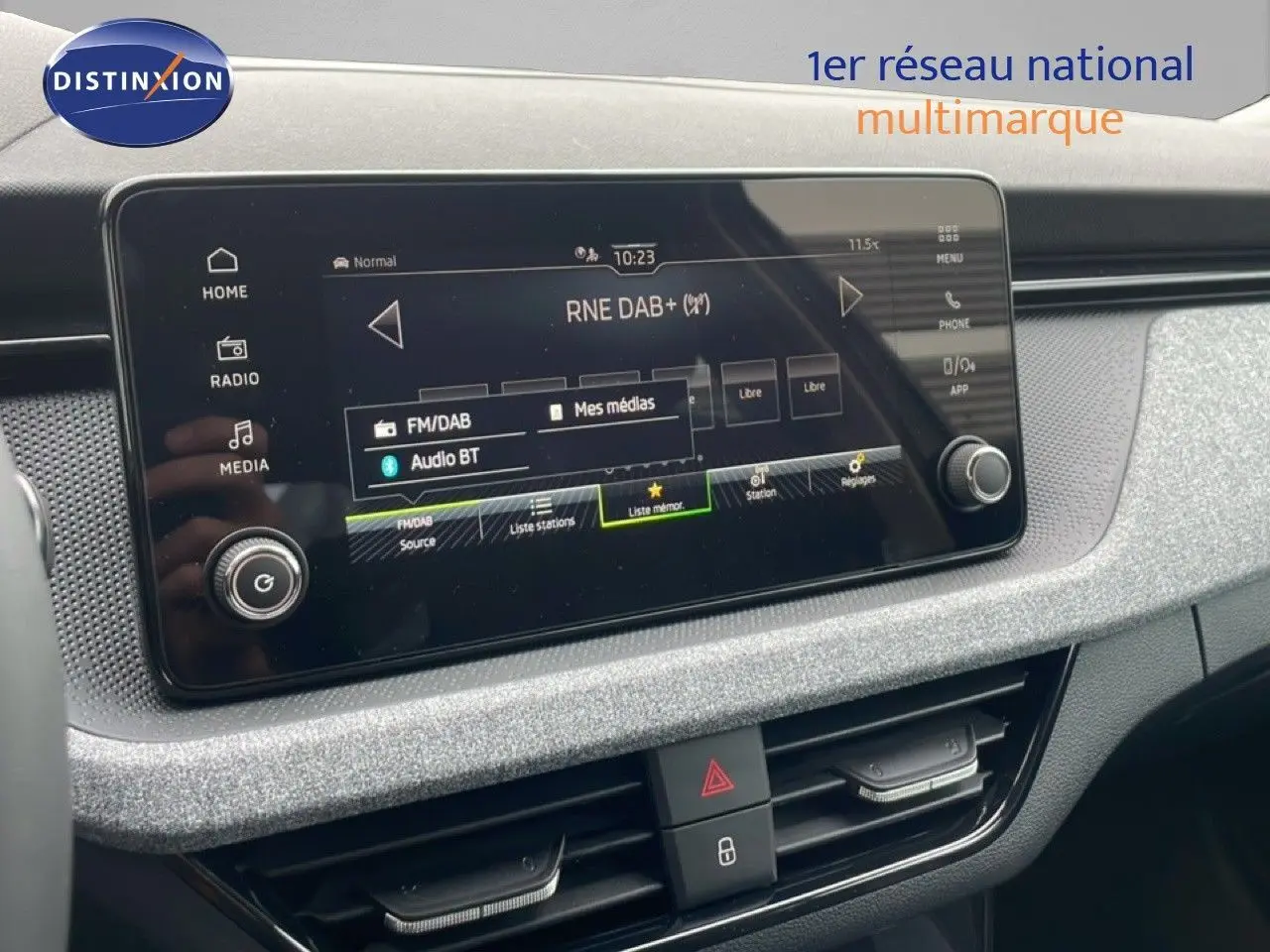 Écran tactile central du tableau de bord du Skoda Kamiq gris graphite, affichant les options radio et médias.