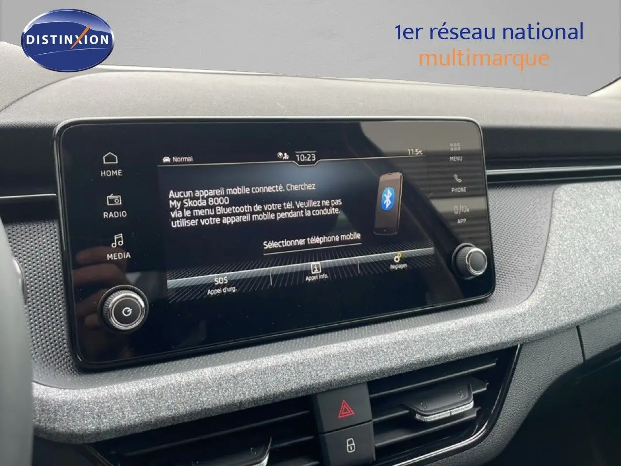 Écran tactile central du tableau de bord du Skoda Kamiq gris graphite, affichant la connexion Bluetooth inactive.