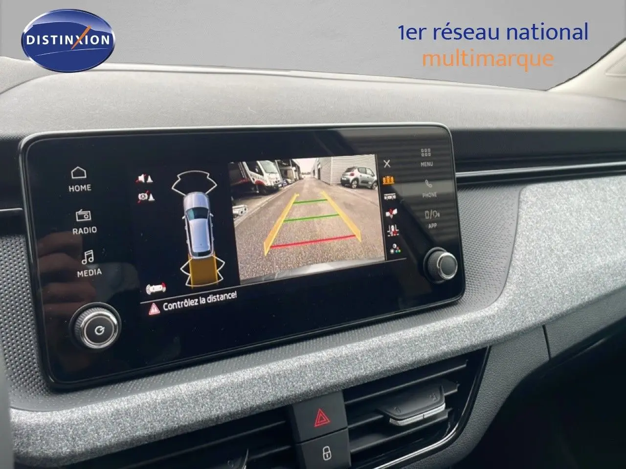 Écran tactile central affichant la caméra de recul dans l'habitacle gris clair du Skoda Kamiq 2025.