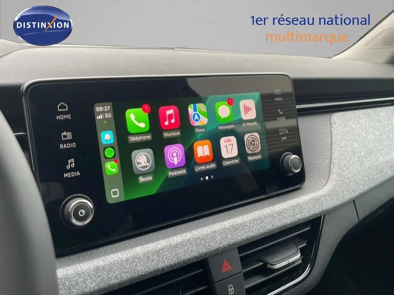 Écran tactile central du tableau de bord du Skoda Kamiq 2025, avec interface Apple CarPlay colorée.