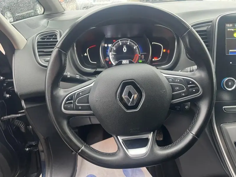 Vue rapprochée du volant noir de la Renault Grand Scenic 2022 avec tableau de bord numérique allumé.