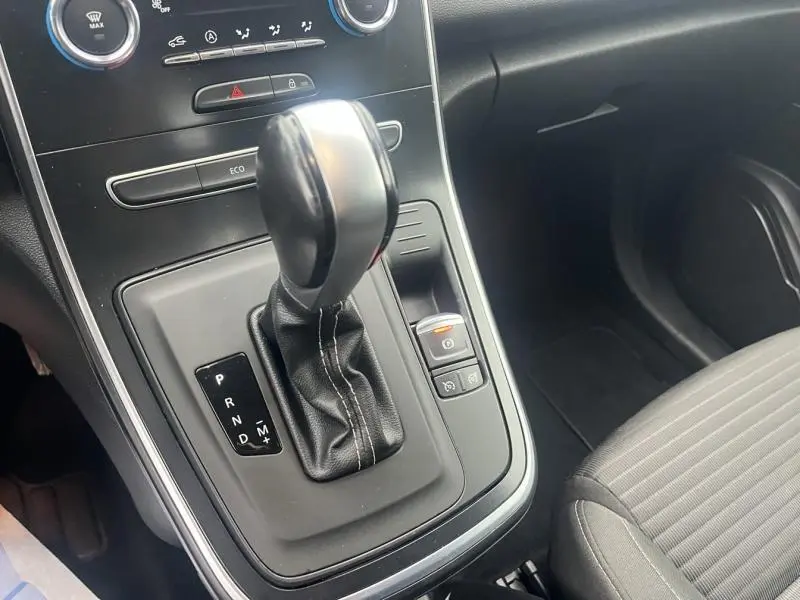 Le levier de vitesses automatique noir et argenté du Renault Grand Scenic 2022 vu en gros plan côté console centrale.