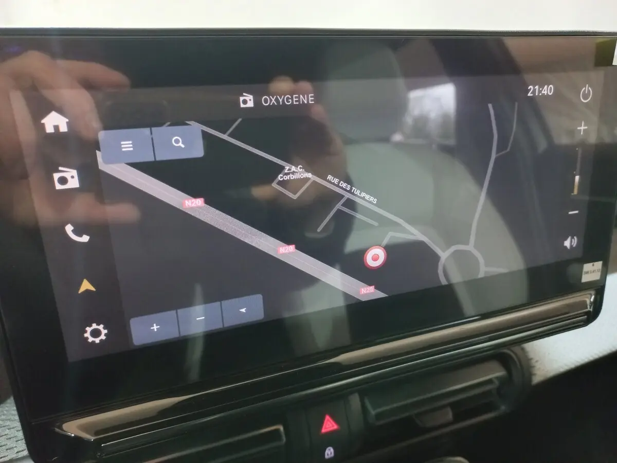 Écran tactile central affichant la navigation 3D dans l’habitacle d’une Citroën C3 hybride gris foncé, vue rapprochée.