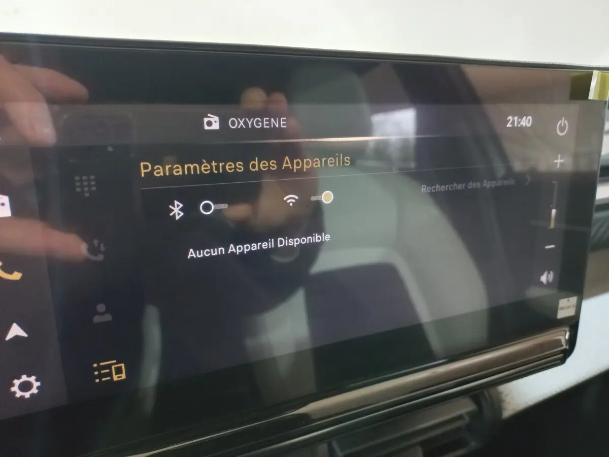 Écran tactile central affichant les paramètres Bluetooth et Wi-Fi dans l’habitacle d’une Citroën C3 hybride gris foncé.