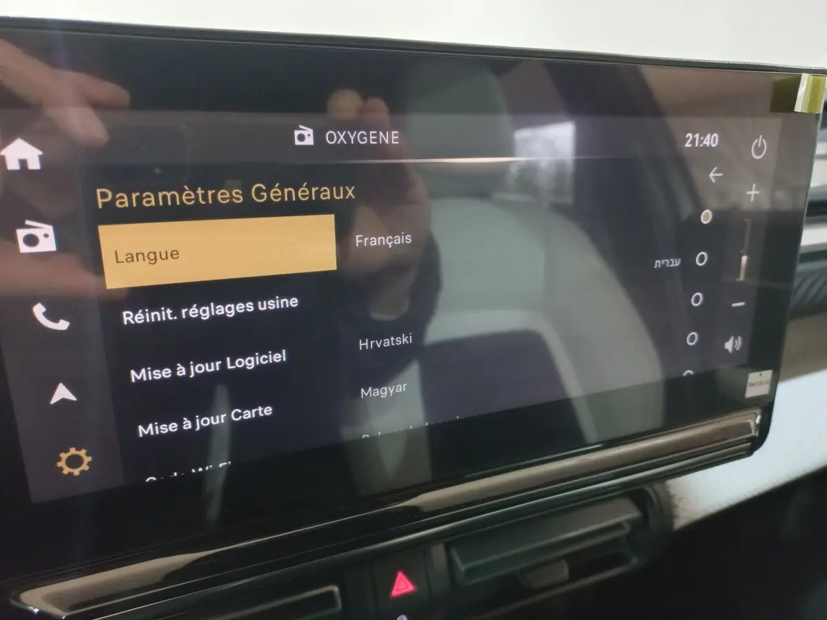 Écran tactile central du tableau de bord du Citroën C3 hybride 2025, affichant les paramètres généraux en français.