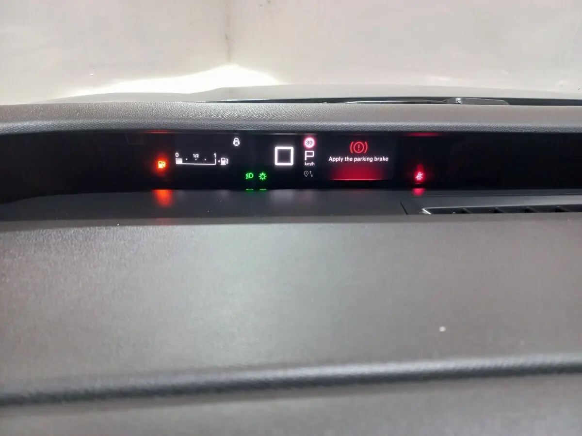 Affichage numérique du combiné d'instruments de la Citroën C3 hybride, avec alertes et indicateurs lumineux visibles.