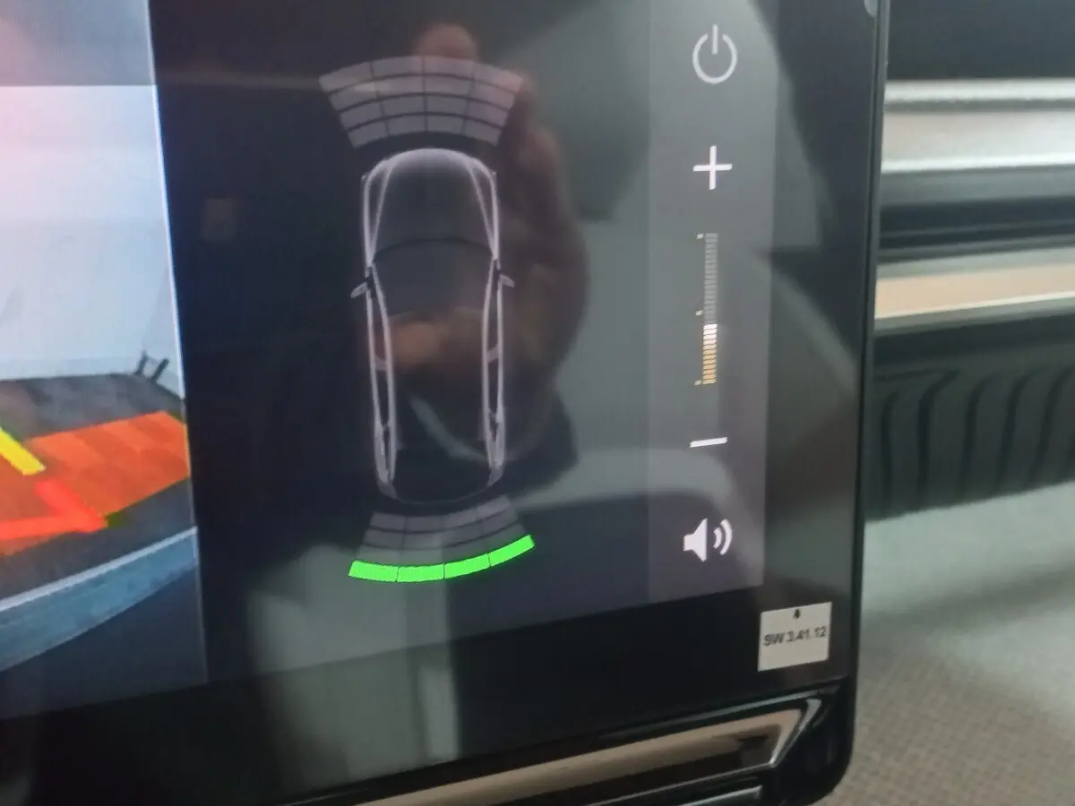 Écran tactile intérieur montrant l'aide au stationnement arrière de la Citroën C3 hybride gris foncé, vue rapprochée.