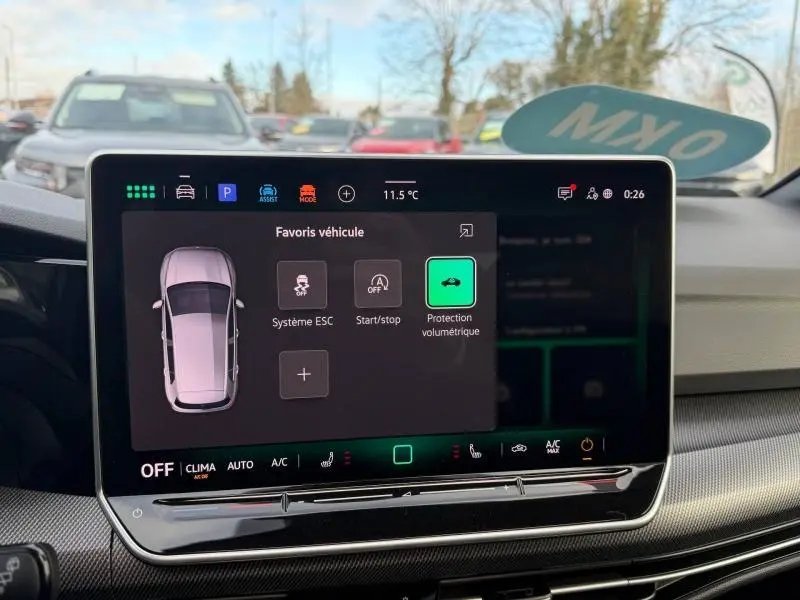Vue intérieure centrée sur l'écran tactile de la Volkswagen Golf 1.5 eTSI R-Line 2025, affichant les options de sécurité.