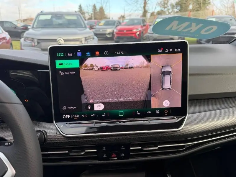 Vue intérieure du tableau de bord de la Volkswagen Golf 1.5 eTSI R-Line 2025, écran tactile affichant caméra de recul.