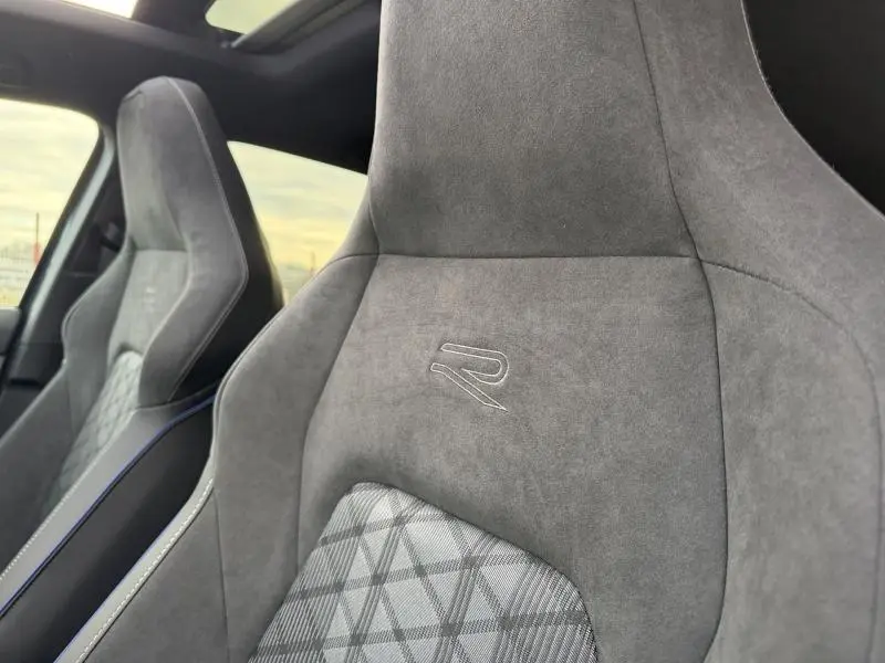 Gros plan sur les sièges avant gris avec logo R brodé, intérieur de la Volkswagen Golf 1.5 eTSI R-Line Edition 2025.