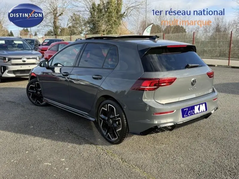 Volkswagen Golf 1.5 eTSI R-Line gris vue 3/4 arrière droit, avec jantes noires distinctives et toit noir.