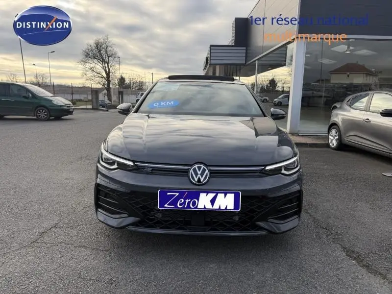 Volkswagen Golf 1.5 eTSI EVO2 R-Line gris vue de face, avec calandre noire et logo VW bien visible.