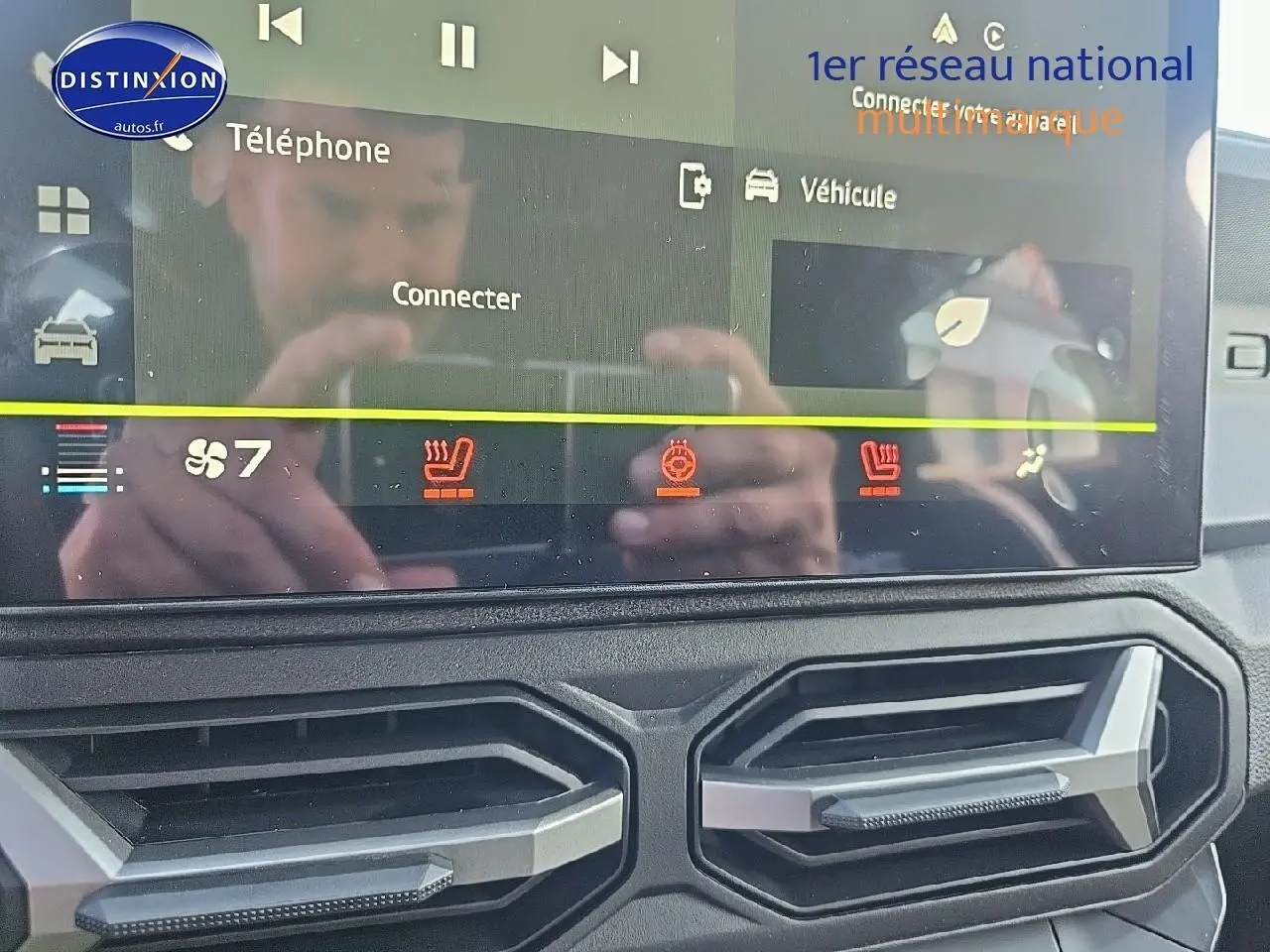 Vue rapprochée de l'écran tactile et des aérateurs du tableau de bord du Dacia Duster vert kaki 2025.