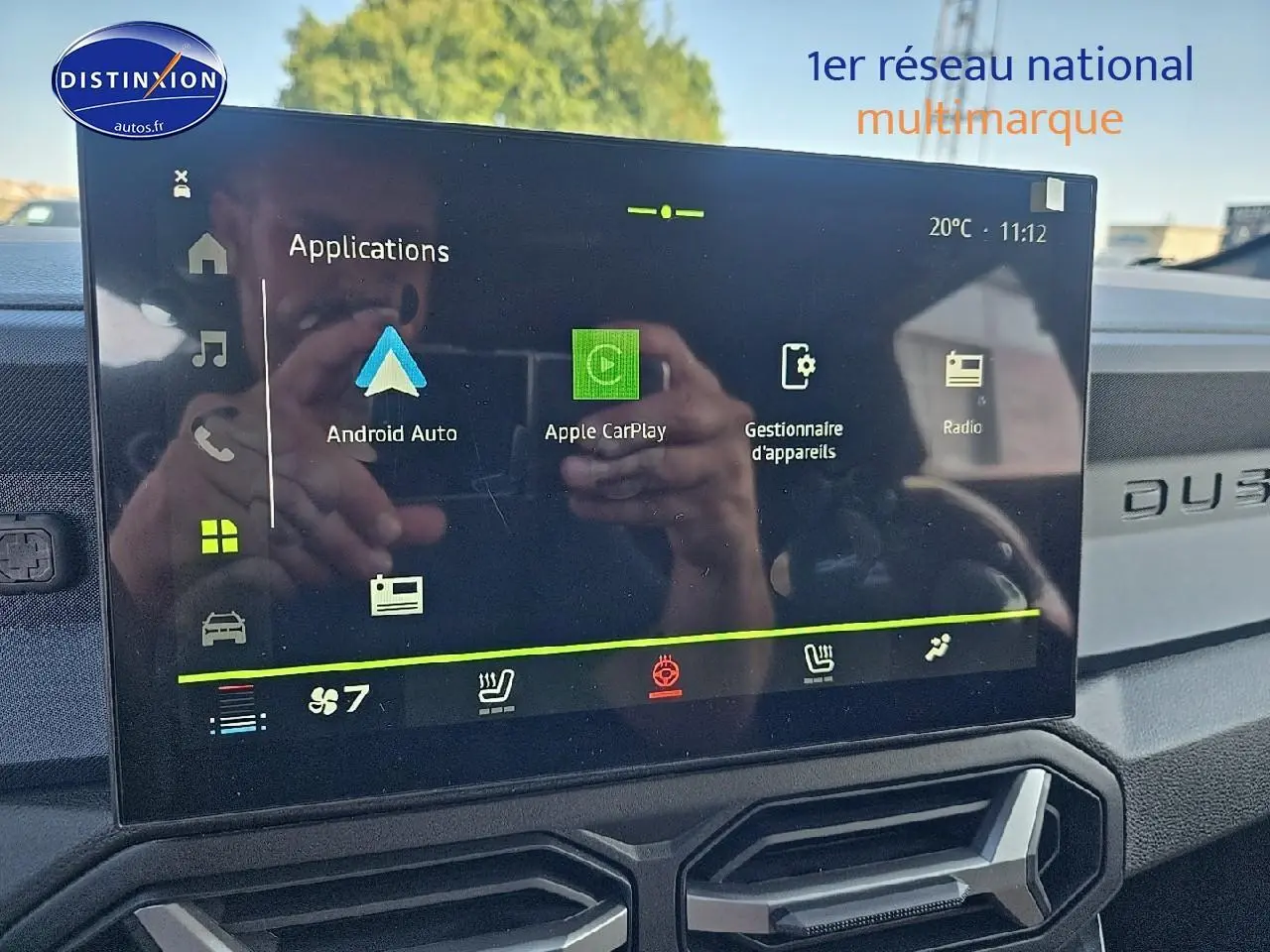 Écran tactile central du tableau de bord du Dacia Duster 2025 avec interface Android Auto et Apple CarPlay.