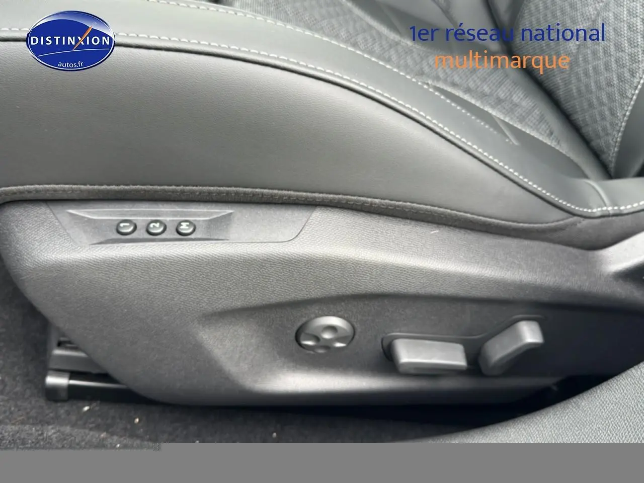 Détail côté gauche du siège avant en cuir gris avec commandes électriques sur DS4 Hybride 145 gris platinium 2024.