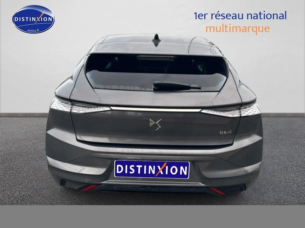 Vue arrière d'une DS4 gris platinium 2024 avec feux LED effilés et lunette arrière teintée.