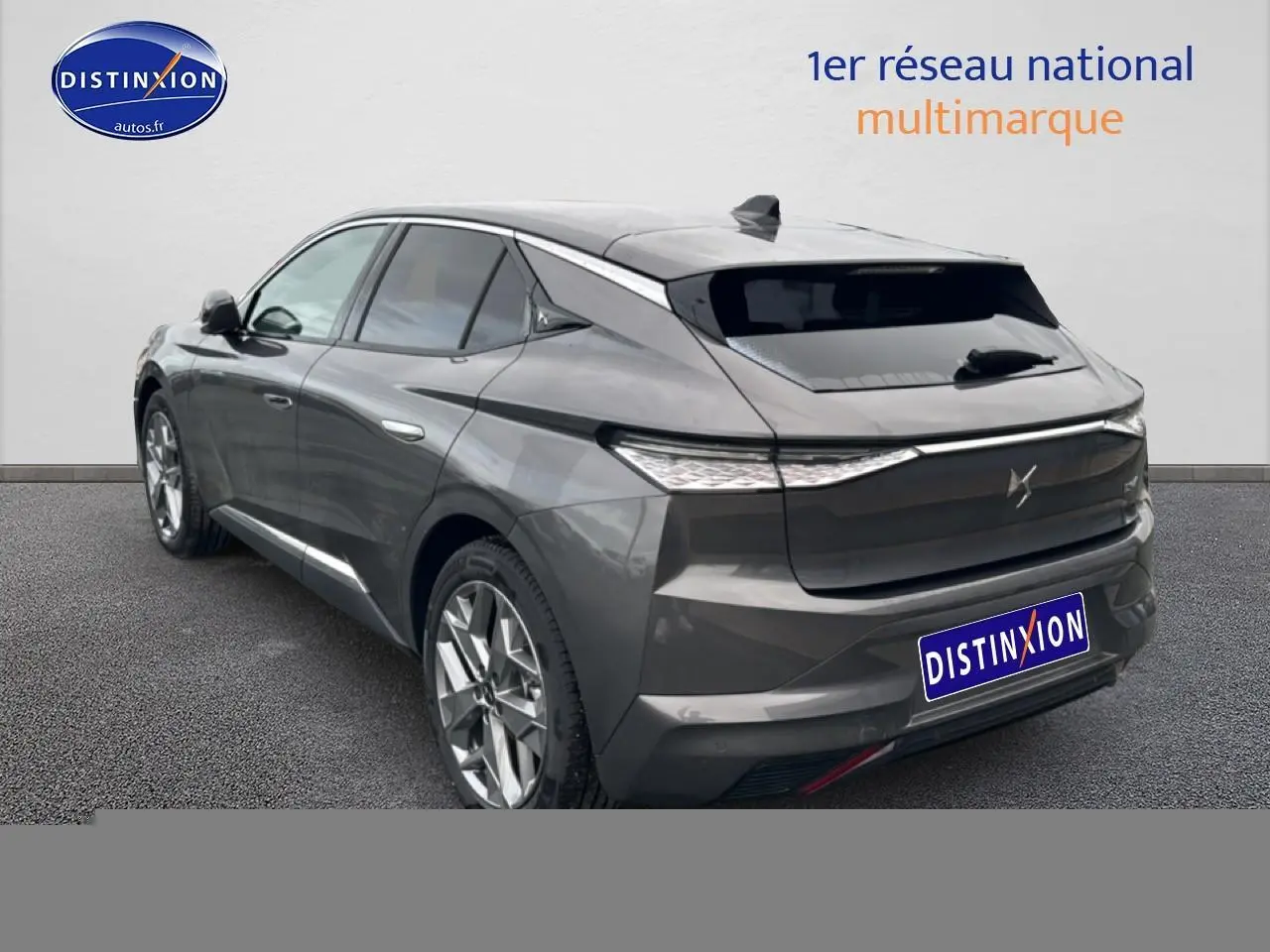 Vue 3/4 arrière droite d'une DS4 gris platinium 2024 avec feux arrière LED et jantes alliage distinctives.