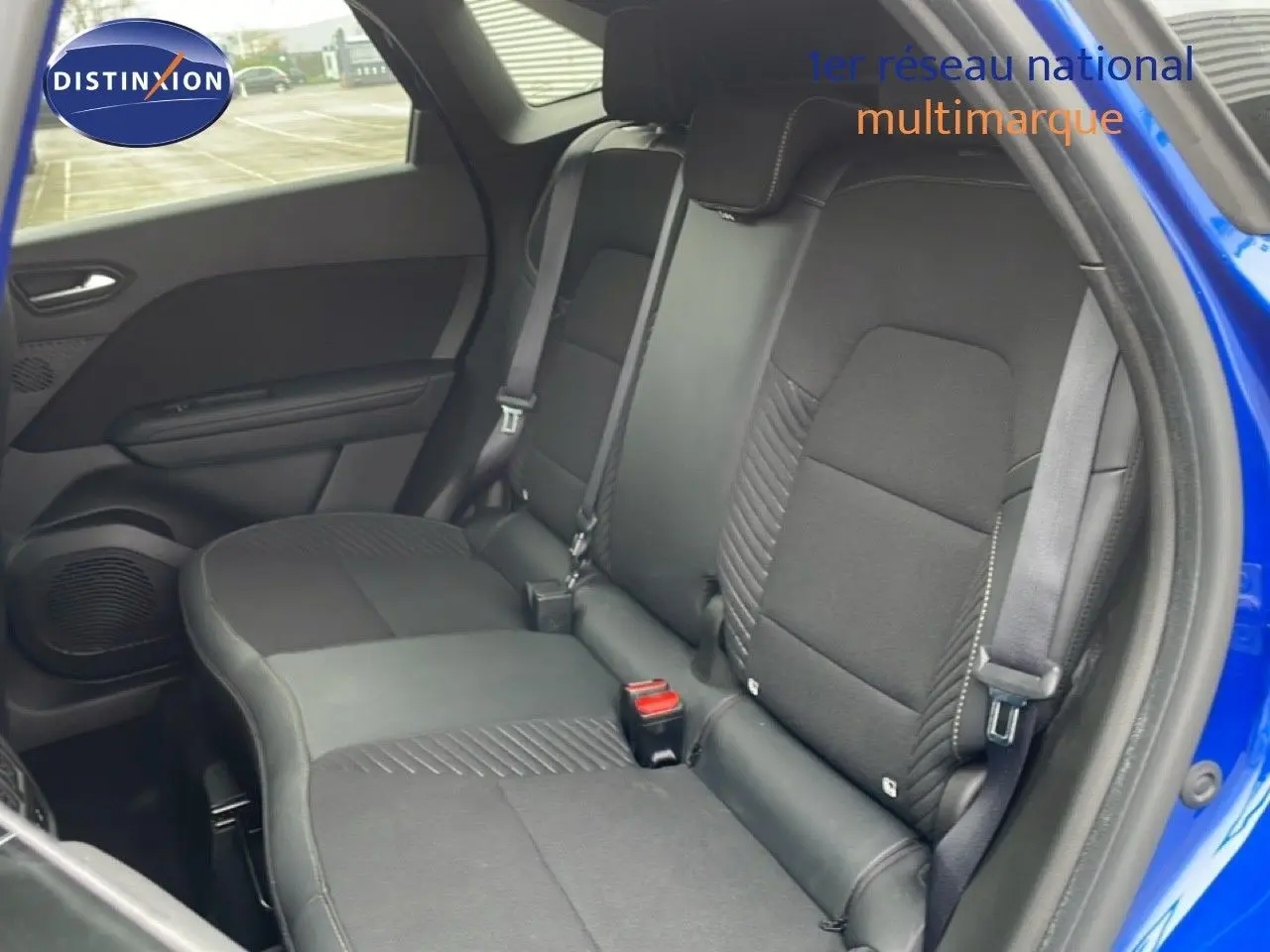 Vue intérieure sur les sièges arrière en tissu noir du Renault Symbioz bleu iron metal, porte arrière ouverte côté droit.