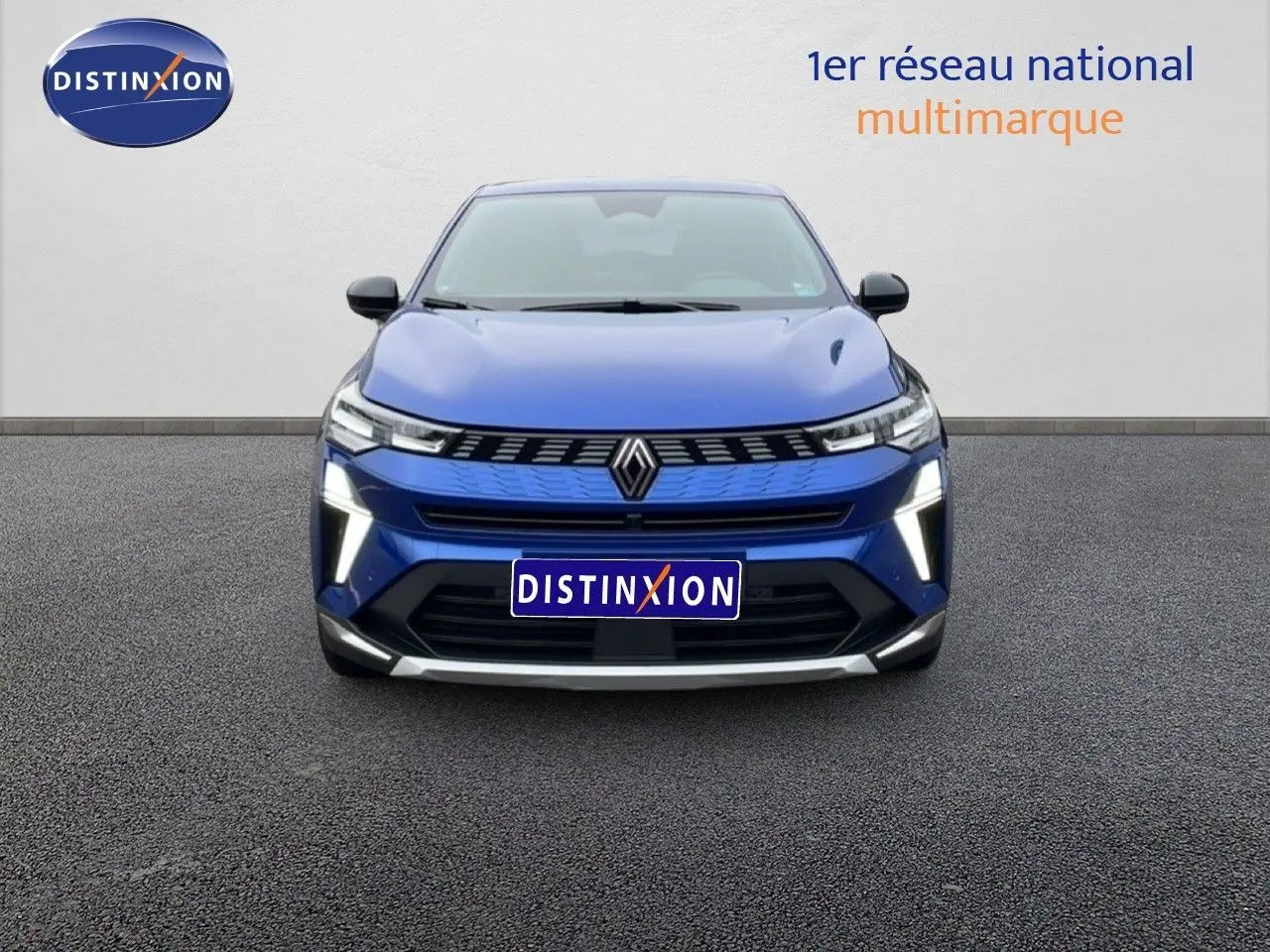 Vue frontale d'une Renault Symbioz 2025 bleu iron metal avec feux LED et calandre moderne.