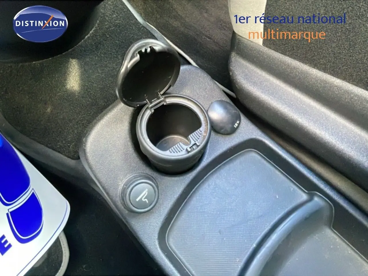 Gros plan sur le cendrier et la prise 12V de la console centrale noire du Citroën C4 Picasso 2008.