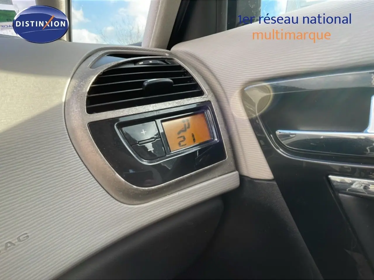 Détail de la commande de climatisation digitale côté passager dans l’habitacle beige et noir du Citroën C4 Picasso noir métal 2008.