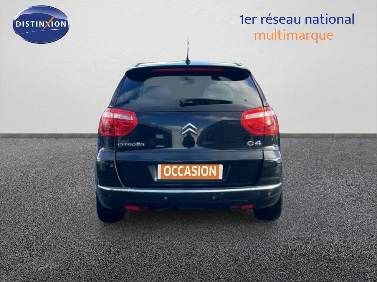 Vue arrière d'une Citroën C4 Picasso noire métal de 2008 avec feux rouges et logo Citroën visible.