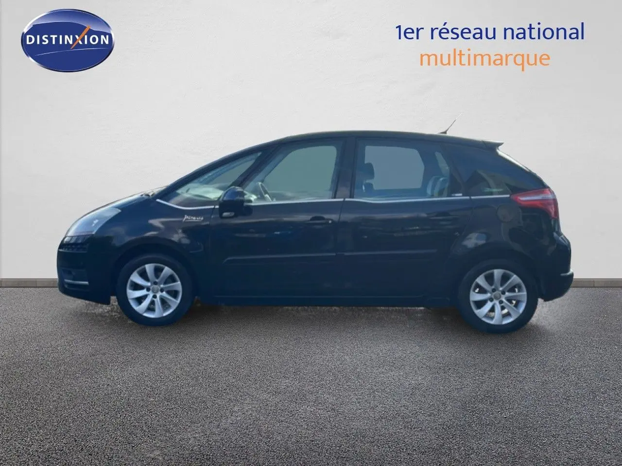 Profil côté gauche d'une Citroën C4 Picasso noire métal de 2008, avec jantes alliage et vitres teintées.