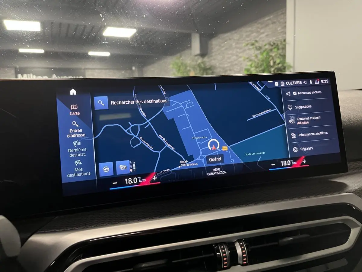 Écran central BMW Live Cockpit Navigation Pro affichant une carte avec menu climatisation, intérieur noir du véhicule.