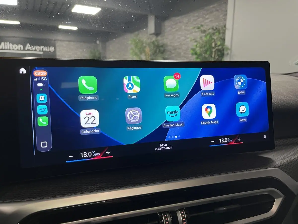 Écran tactile BMW Live Cockpit Navigation Pro affichant applications, dans l'habitacle d'une Série 3 Touring noire.