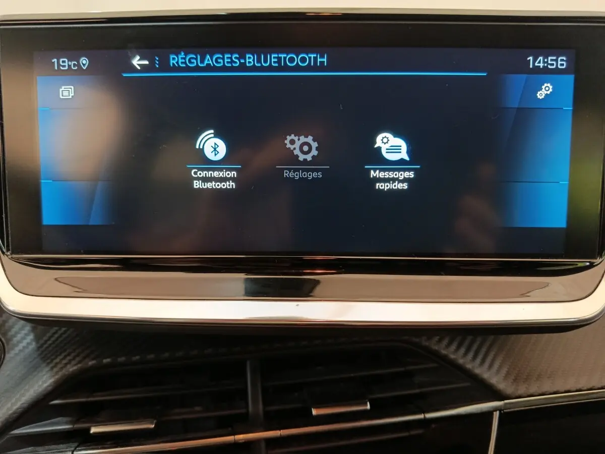 Écran tactile central de la Peugeot 208 PureTech blanc affichant le menu Bluetooth en intérieur.