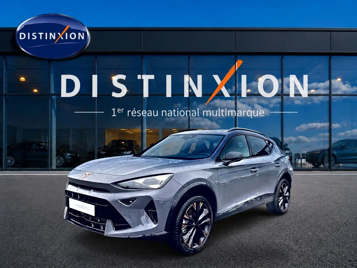 CUPRA Formentor gris graphene en 3/4 avant droit, avec jantes noires et logo orange distinctif sur calandre.