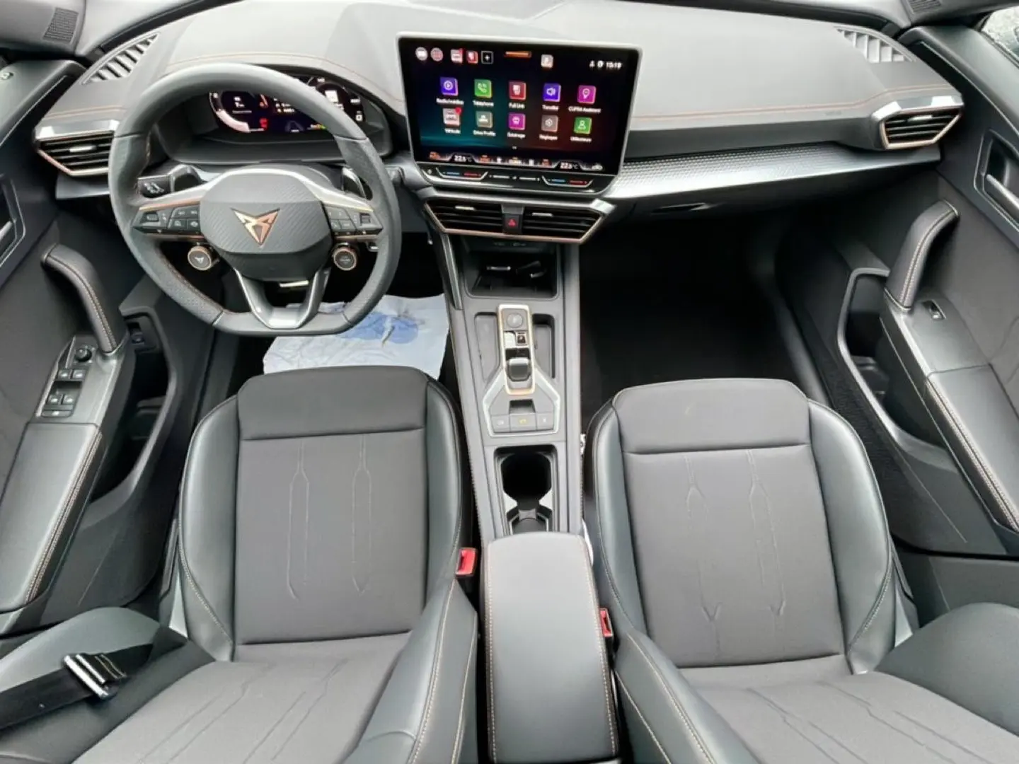 Vue intérieure plongeante du poste de conduite et des sièges noirs du CUPRA Formentor 2.0 TDI 150 DSG7 avec écran tactile central.