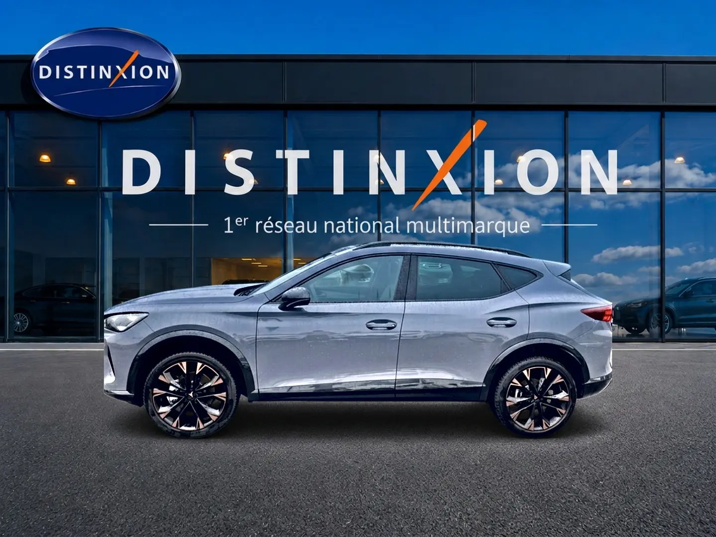 Vue latérale droite d'un CUPRA Formentor gris graphene 2026 avec jantes noires et détails cuivrés.