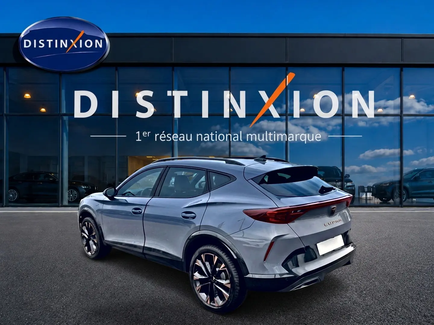 Vue 3/4 arrière droite du CUPRA Formentor gris graphene 2026 avec jantes 19 pouces et diffuseur arrière noir.