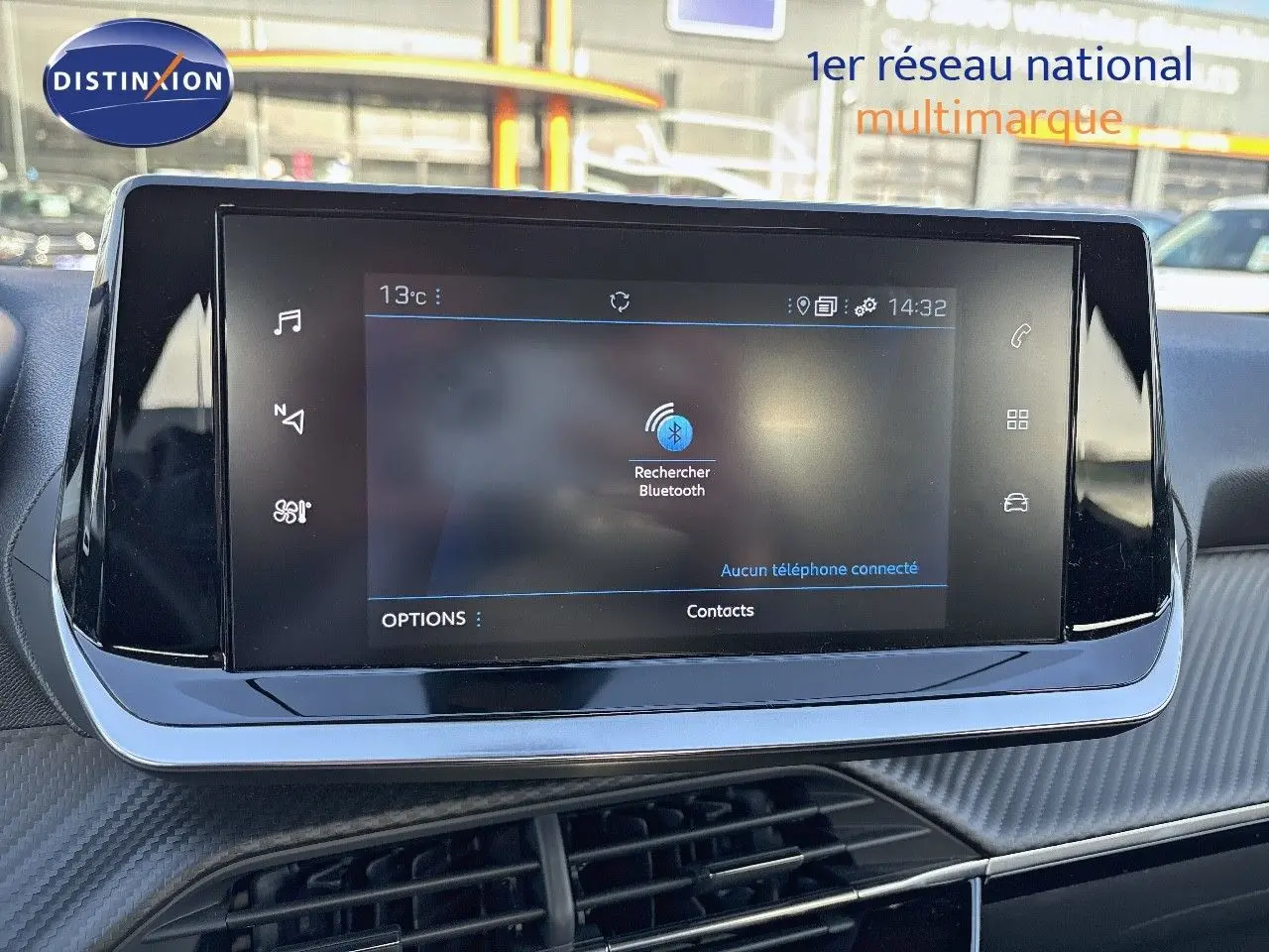 Écran tactile central du tableau de bord du Peugeot 2008 gris Artense, affichant la recherche Bluetooth en intérieur.