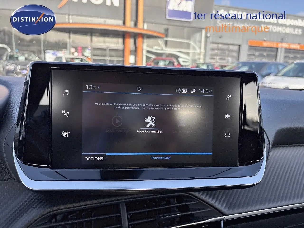 Écran tactile central du tableau de bord du Peugeot 2008 gris Artense, affichant les applications connectées.