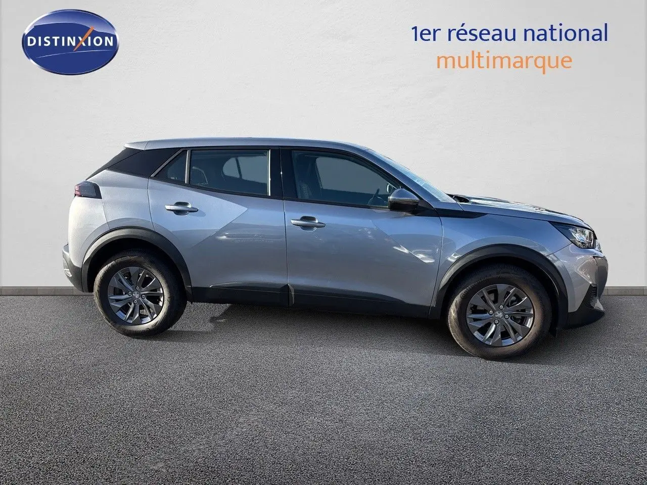 Profil droit d'un Peugeot 2008 gris Artense 2021 avec jantes alliage et lignes modernes sur fond neutre.