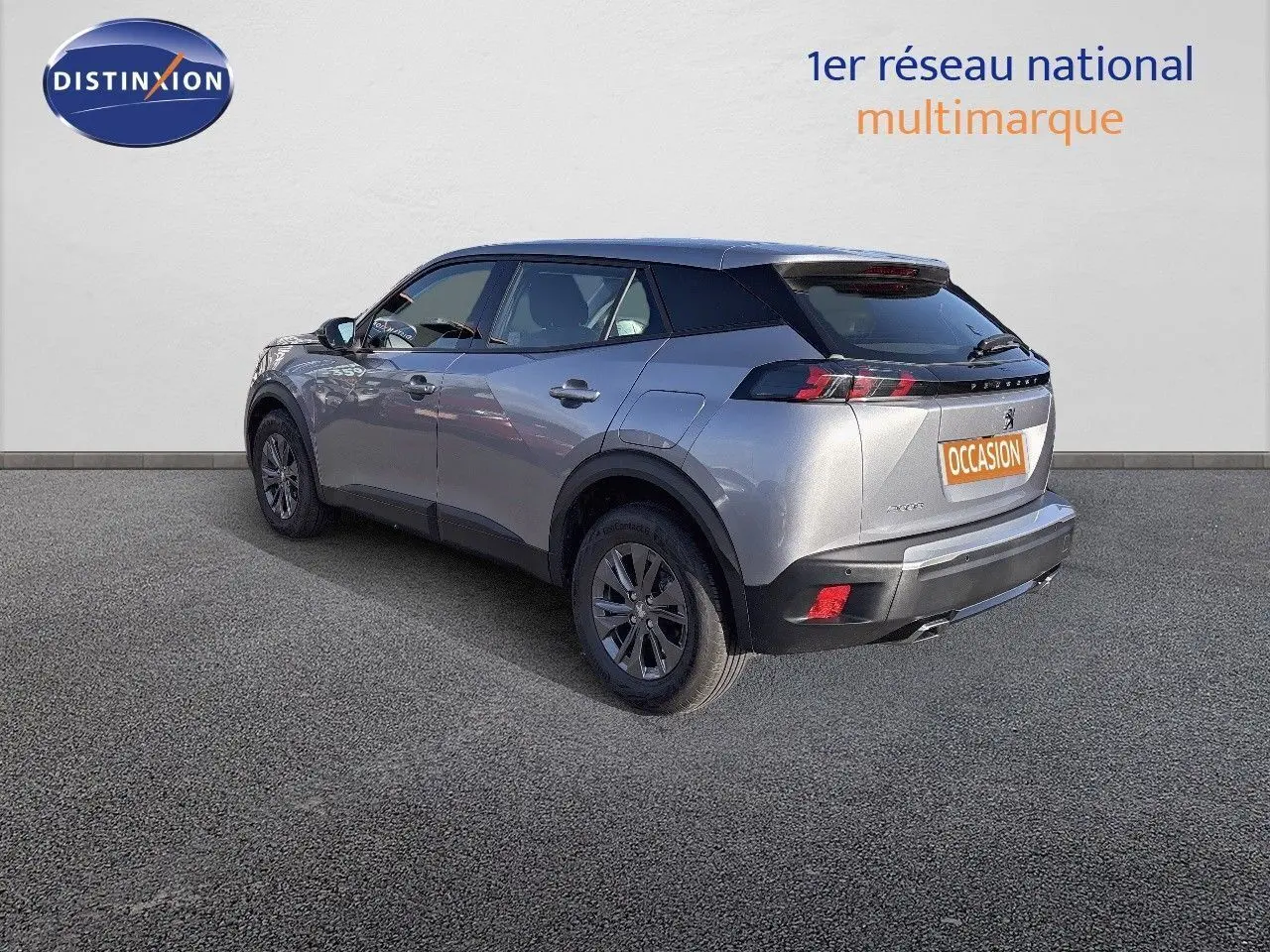 Vue 3/4 arrière droite d'un Peugeot 2008 gris Artense avec feux arrière à griffes et jantes alliage.