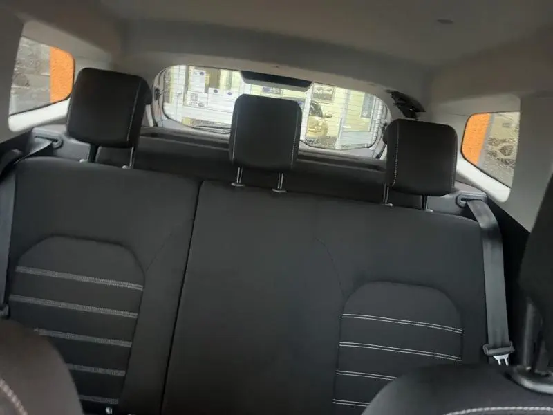 Banquette arrière noire avec appuie-têtes réglables du Dacia Duster 2021 vue de l'intérieur arrière