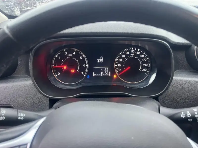 Tableau de bord du Dacia Duster 2021 avec compte-tours et vitesse, vu de face depuis le volant noir.