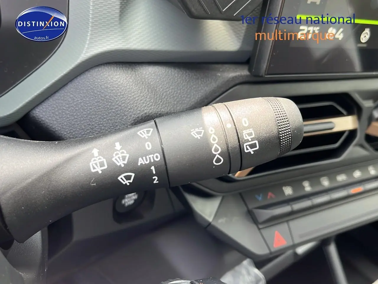 Gros plan sur la commande des essuie-glaces dans l’habitacle du Dacia Duster noir, avec tableau de bord en arrière-plan.