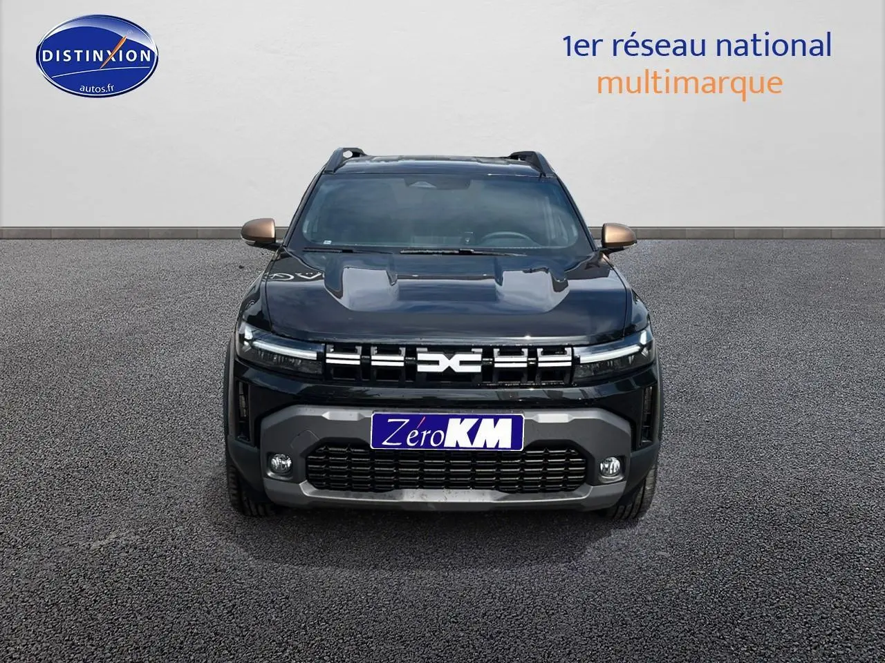 Vue avant du Dacia Duster noir 2025 avec calandre distinctive et phares LED fins allumés.