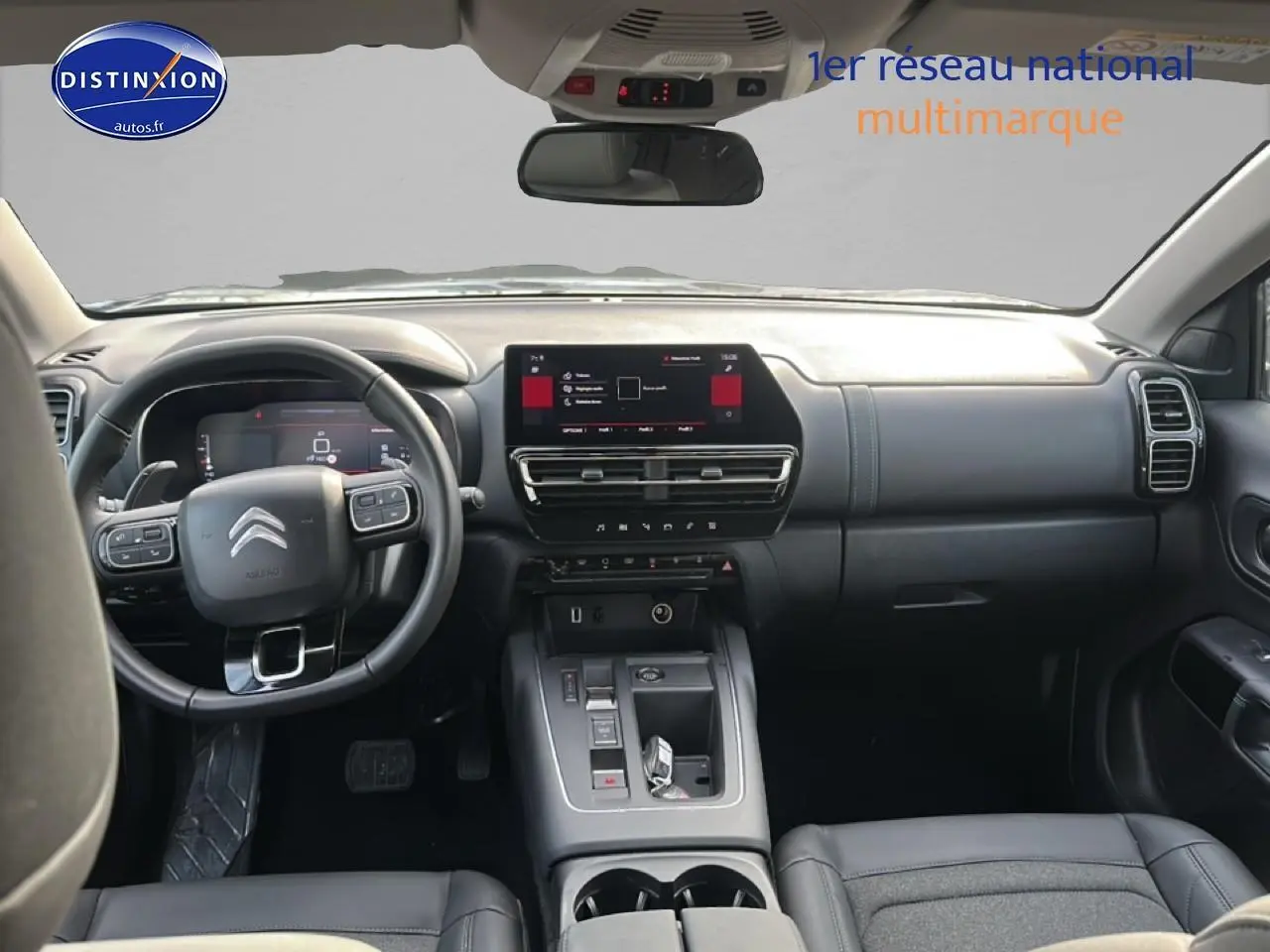 Vue intérieure avant du tableau de bord et volant cuir multifonction du Citroën C5 Aircross 2025, finition noire élégante.