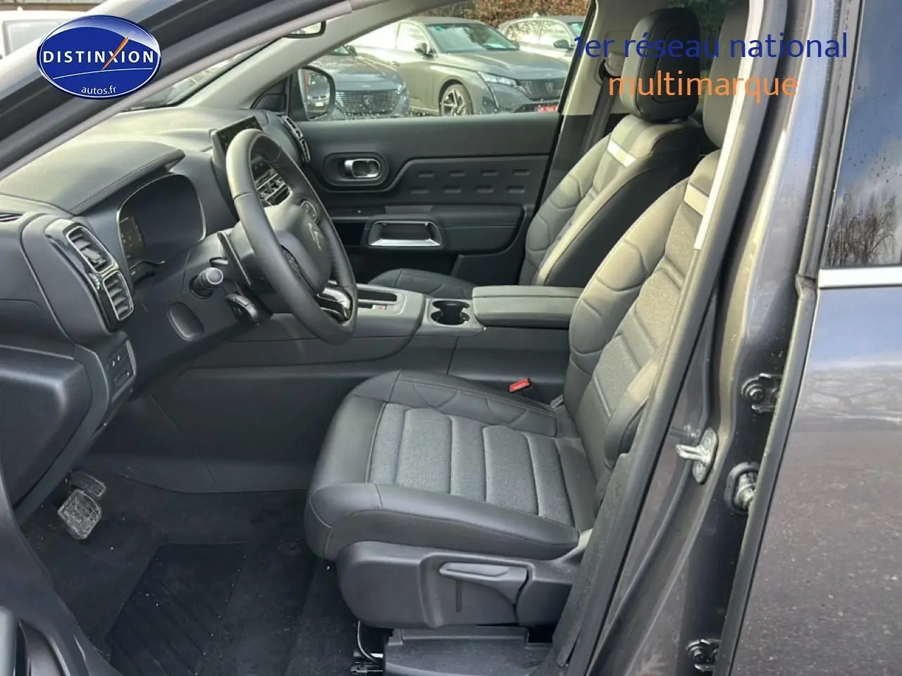 Vue intérieure côté conducteur du Citroën C5 Aircross noir 2025, montrant sièges cuir et tableau de bord moderne.