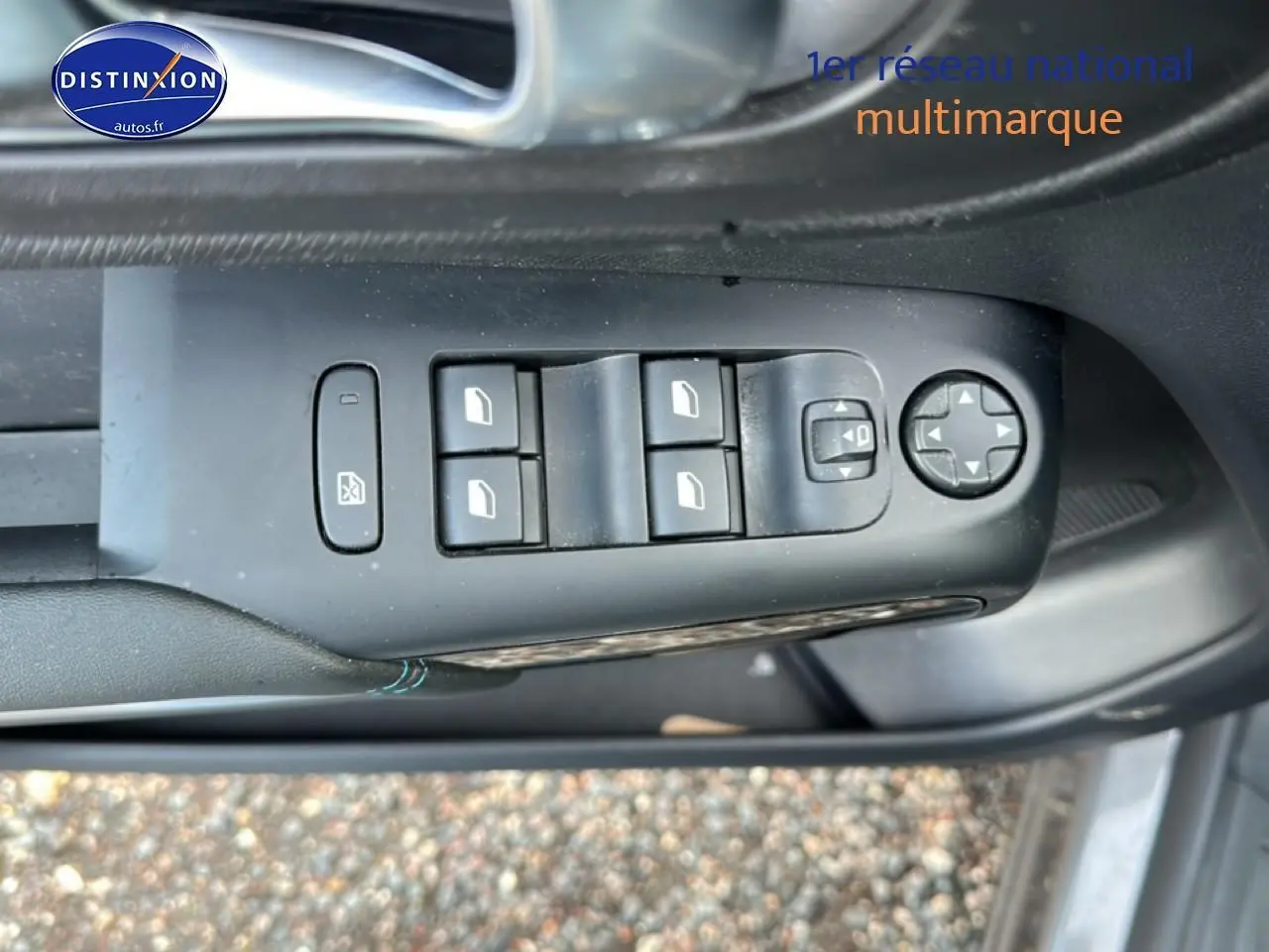 Vue rapprochée des commandes de lève-vitres et rétroviseurs côté gauche d'une Citroën C5 Aircross noire 2025.